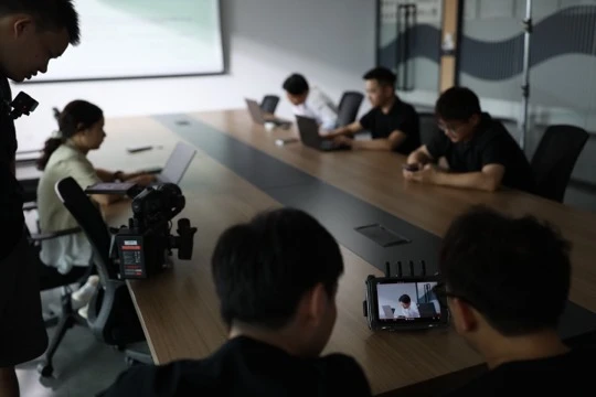 会议室场景中的机位与现场拍摄
