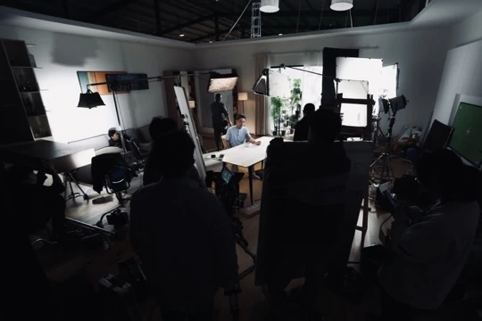摄影棚内的布光与拍摄现场